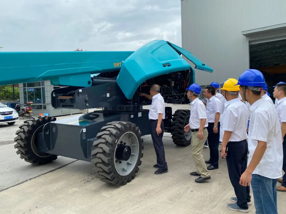 米兰网址智能首款直臂式高空作业平台顺利通过评审