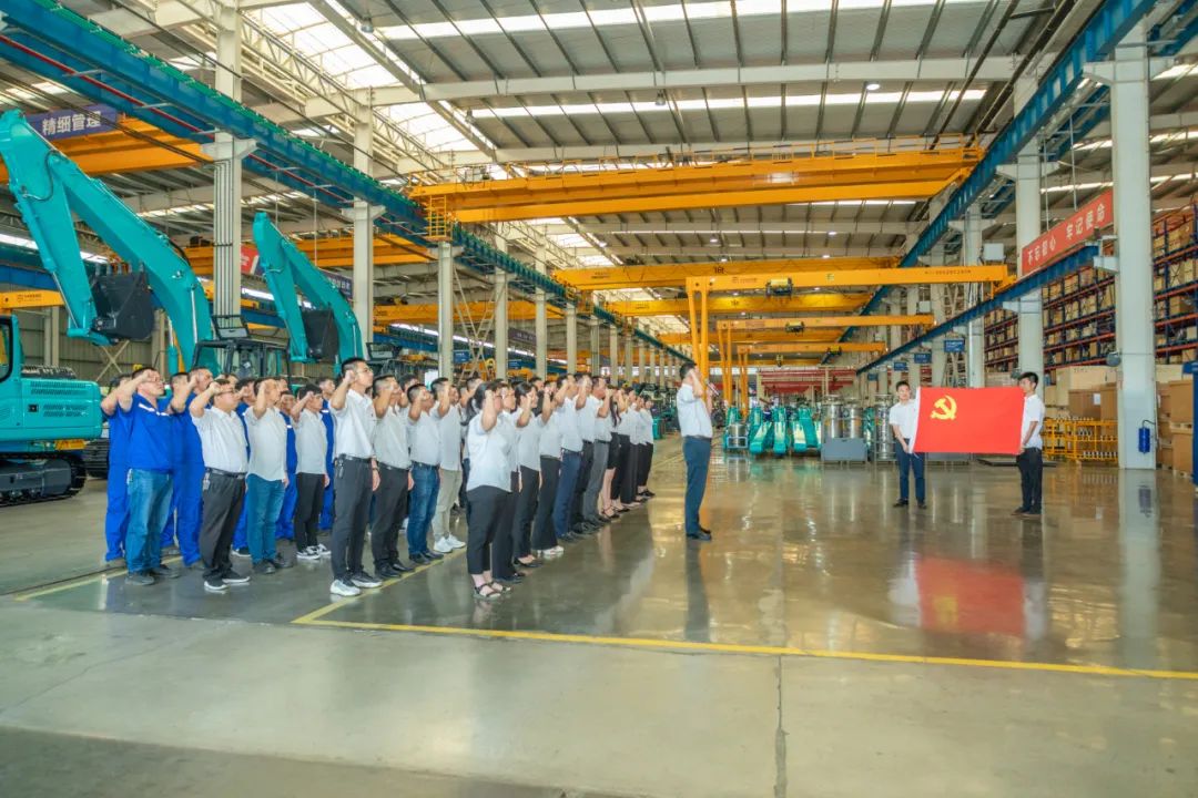 接续奋斗再出发——米兰网址智能党委举行新党员入党宣誓和老党员重温入党誓词活动