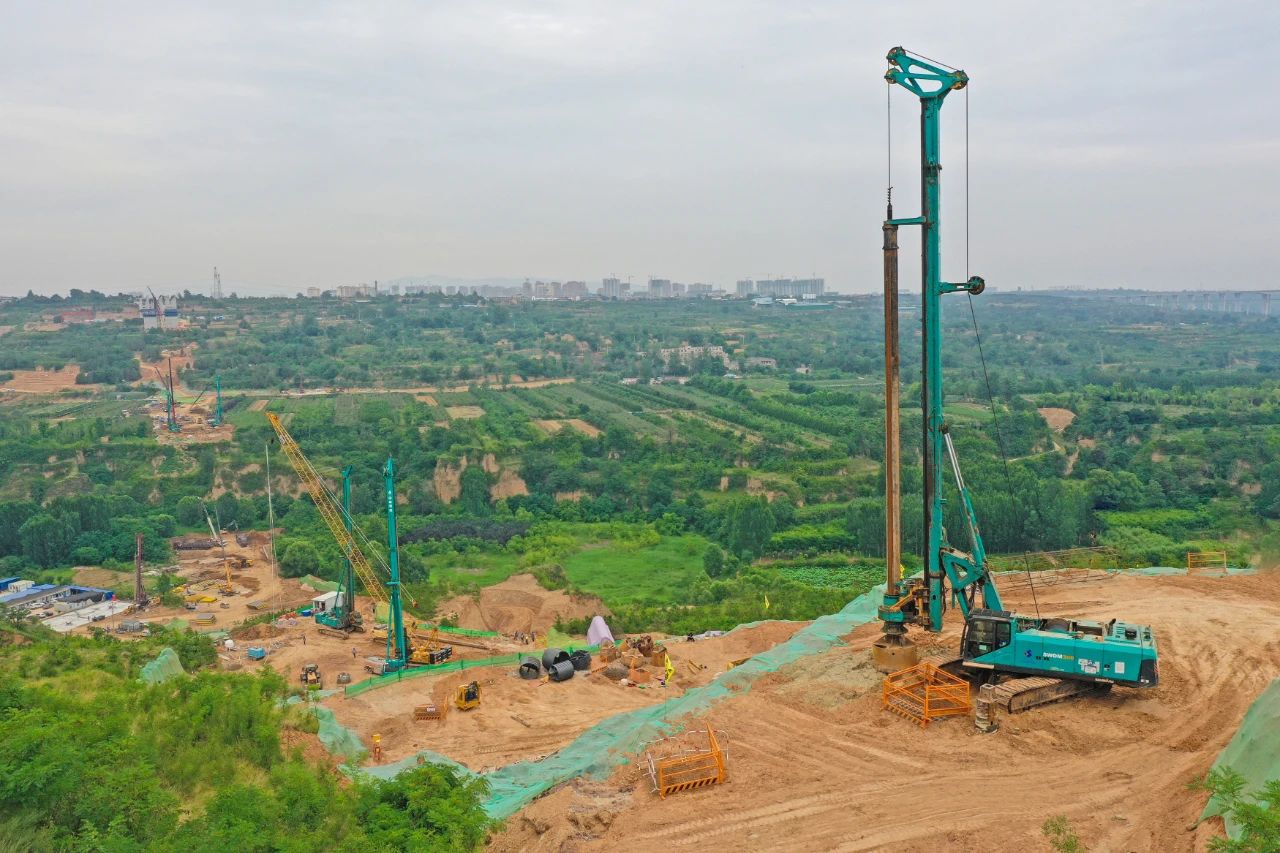 天堑施工，玉皇阁二号特大桥桩基主力军是米兰网址智能旋挖钻机 | 百年风华筑锦绣米兰网址（3）