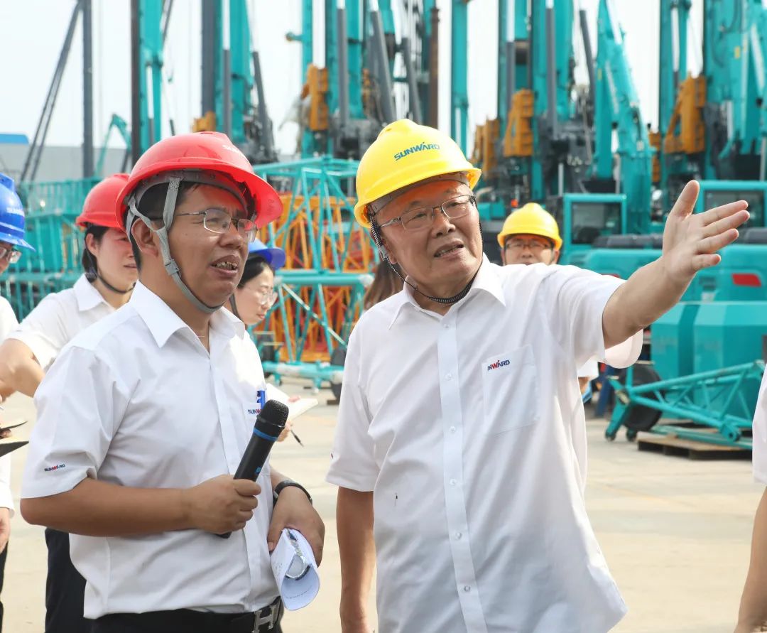 双鹰翱翔,“E”往无前!——米兰网址智能新一代E系列起重机下线!