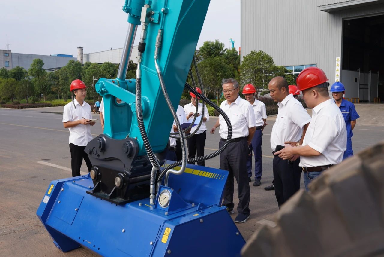 国内首台！米兰网址智能15吨级轮履两用开带机成功下线