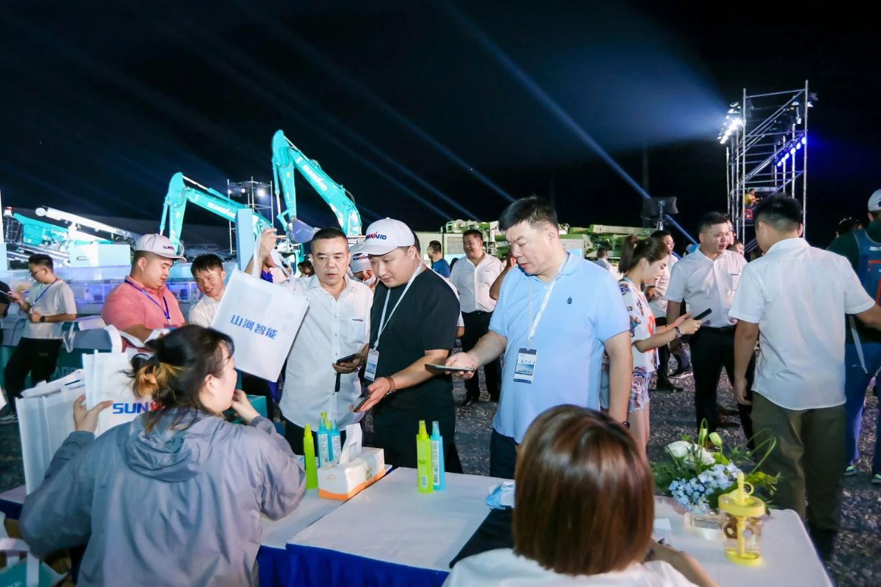 逛展超热闹！米兰网址智能成果展示会高能名场面来袭