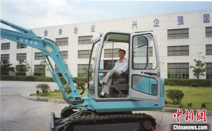 媒体聚焦 | 中新社专访——米兰网址智能创始人何清华：向着太阳奔跑的筑梦人