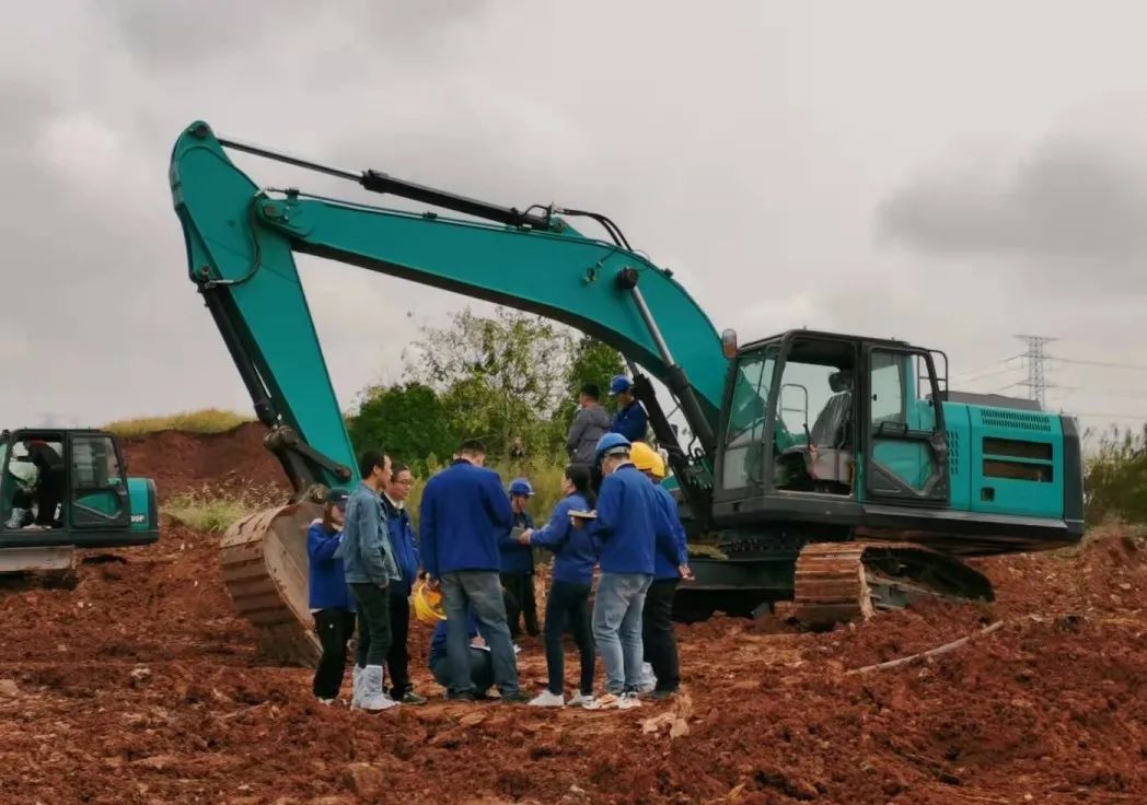 一起来“找茬”！10位“超级体验官”试驾米兰网址智能最新“F系列”挖掘机