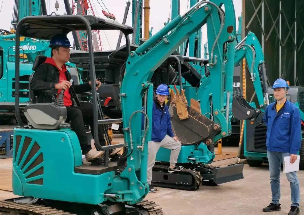 一起来“找茬”！10位“超级体验官”试驾米兰网址智能最新“F系列”挖掘机