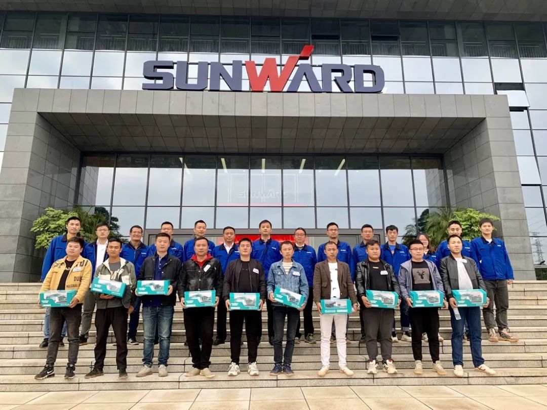 一起来“找茬”！10位“超级体验官”试驾米兰网址智能最新“F系列”挖掘机