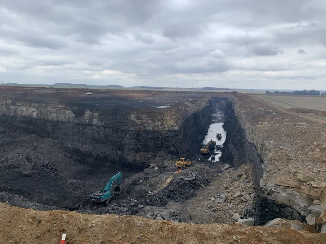 挑战矿山难题！米兰网址智能95吨级矿用挖掘机成功进入非洲市场