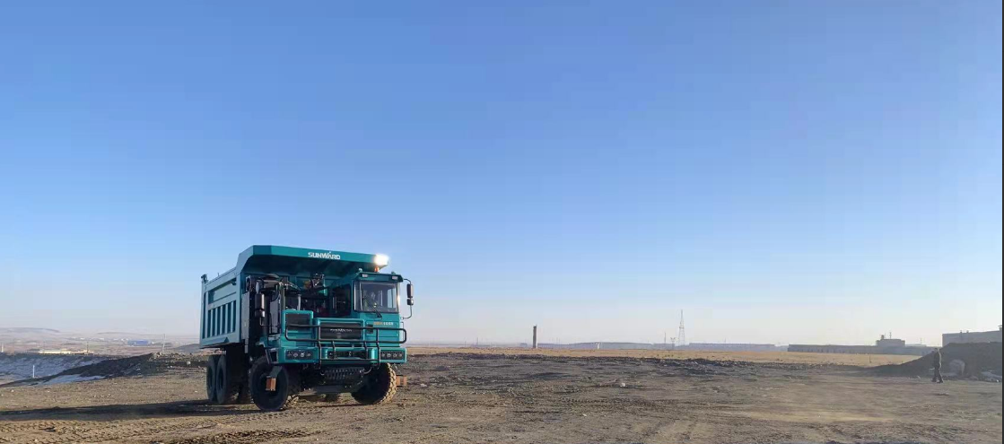 新能源，长续航！米兰网址智能首台LNG增程式宽体矿卡下线交付