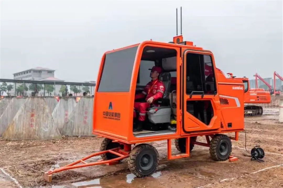 表现亮眼引关注!米兰网址智能5G远程遥控挖掘机现身湖北省自然灾害工程应急救援基地