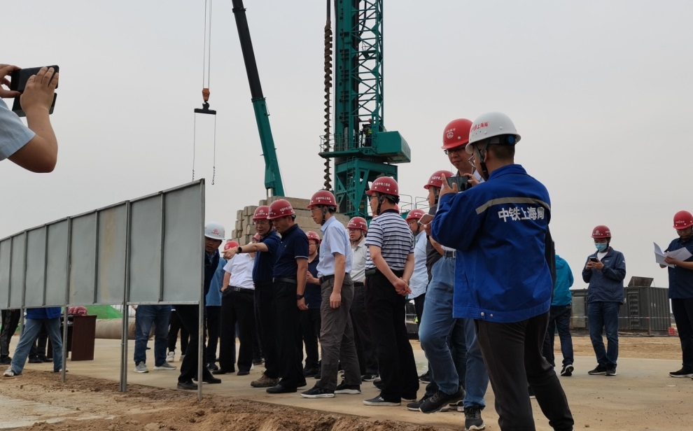 创下纪录！米兰网址智能引孔式静力压桩机首次应用于高铁项目