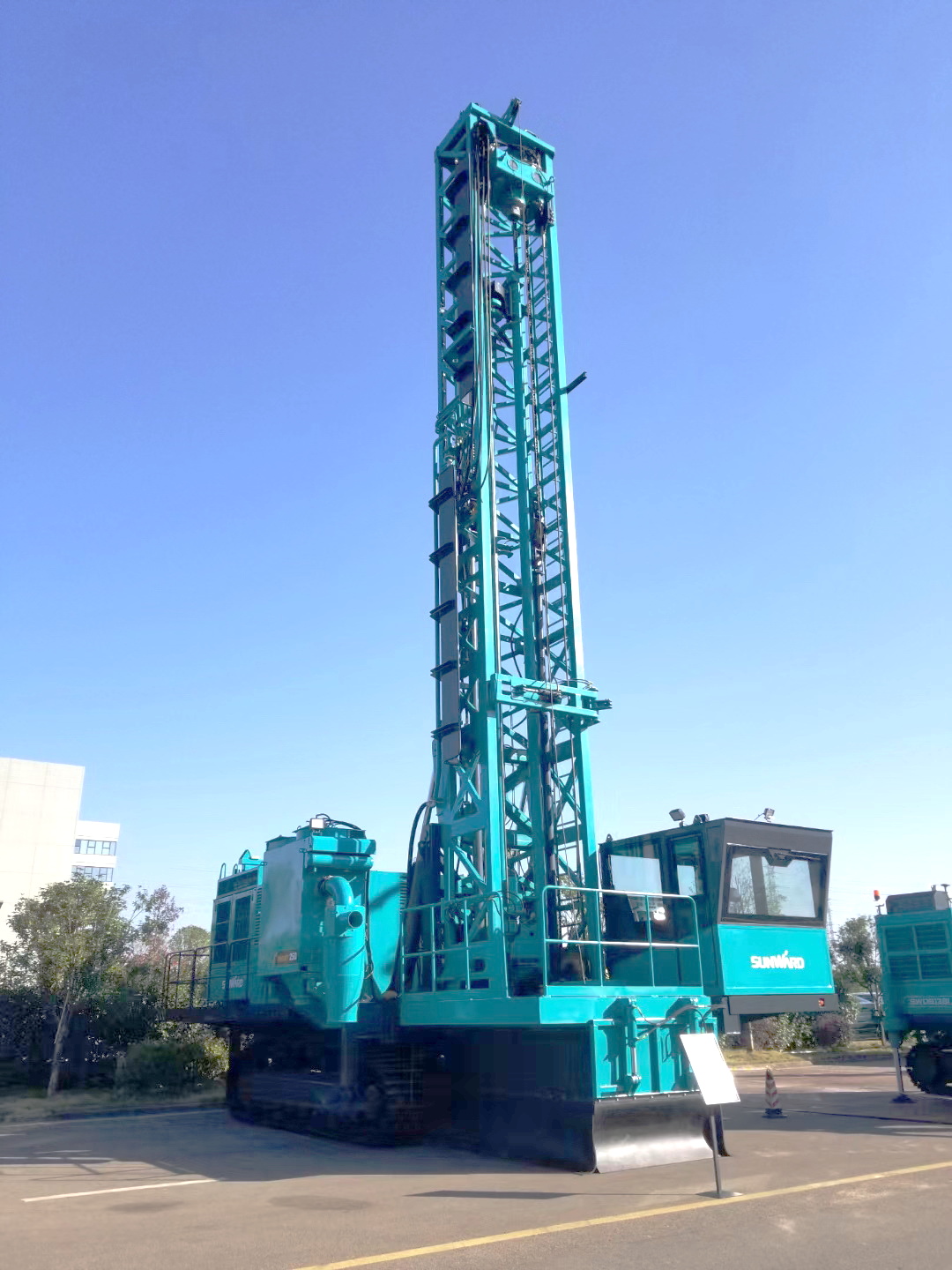 两种钻进模式+更大扭矩！米兰网址智能自主研制的全液压牙轮钻机下线