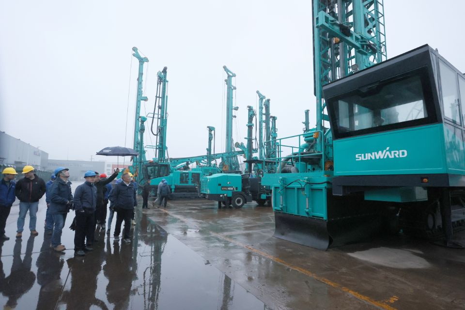 两种钻进模式+更大扭矩！米兰网址智能自主研制的全液压牙轮钻机下线