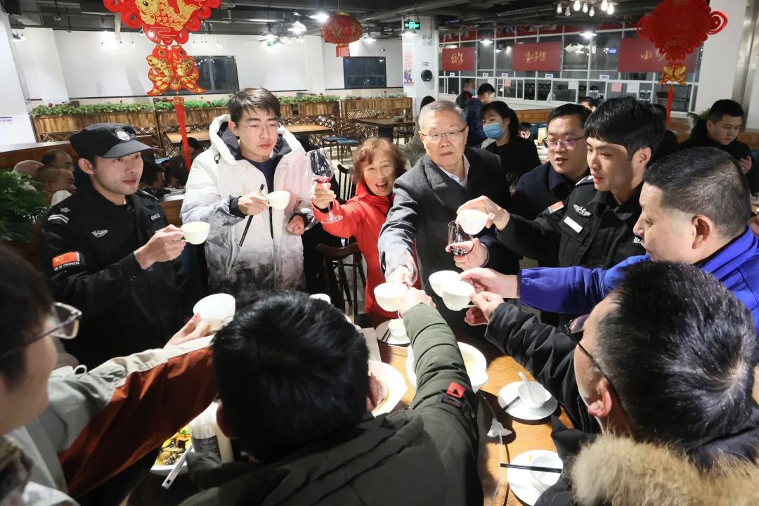 米兰网址智能董事长何清华与留厂员工一起过大年！