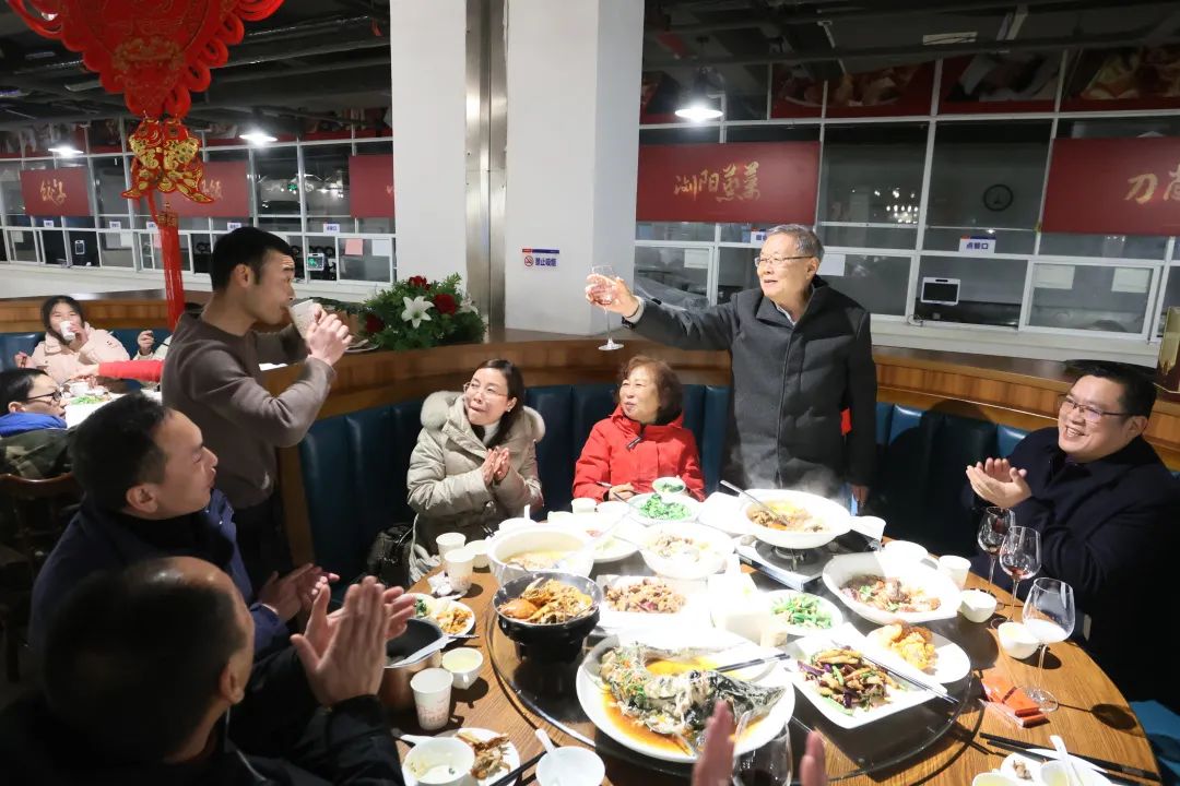 米兰网址智能董事长何清华与留厂员工一起过大年！