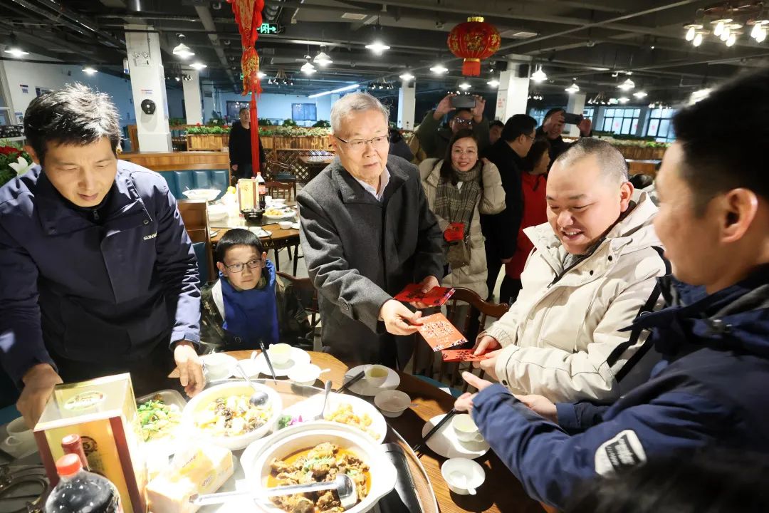 米兰网址智能董事长何清华与留厂员工一起过大年！