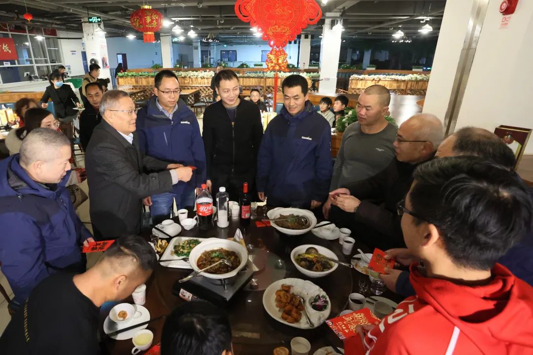 米兰网址智能董事长何清华与留厂员工一起过大年！