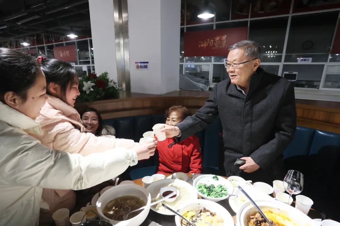 米兰网址智能董事长何清华与留厂员工一起过大年！