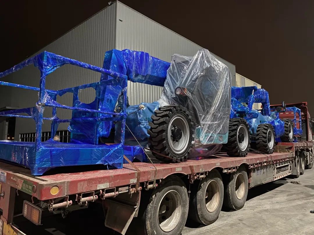 伸缩臂叉装车发往塞尔维亚！米兰网址智能持续助力“一带一路”建设