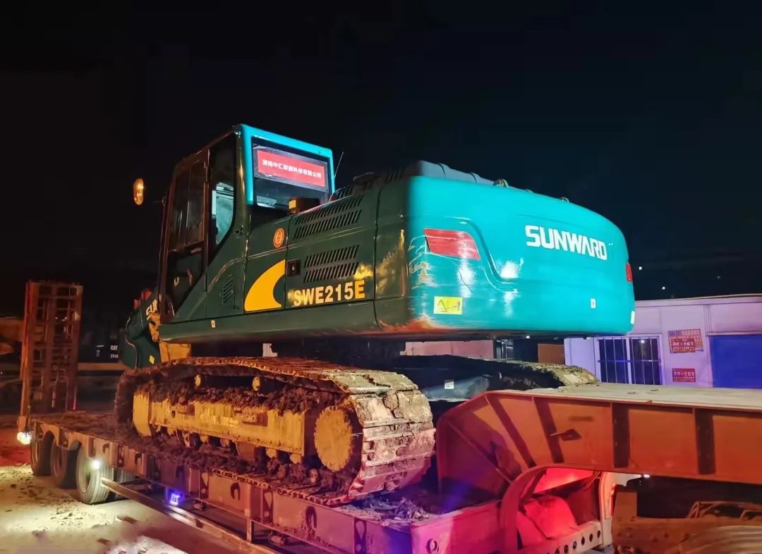 冲锋一线显担当！米兰网址智能挖掘机助力长沙方舱医院建设