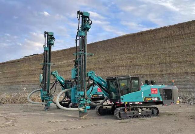 携手战边疆!米兰网址智能潜孔钻机助力宏大爆破新疆奇台项目建设