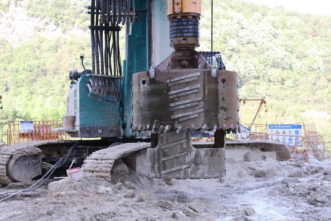 展现施工“奇效”!米兰网址智能旋挖钻机强势助力炉慈高速公路建设