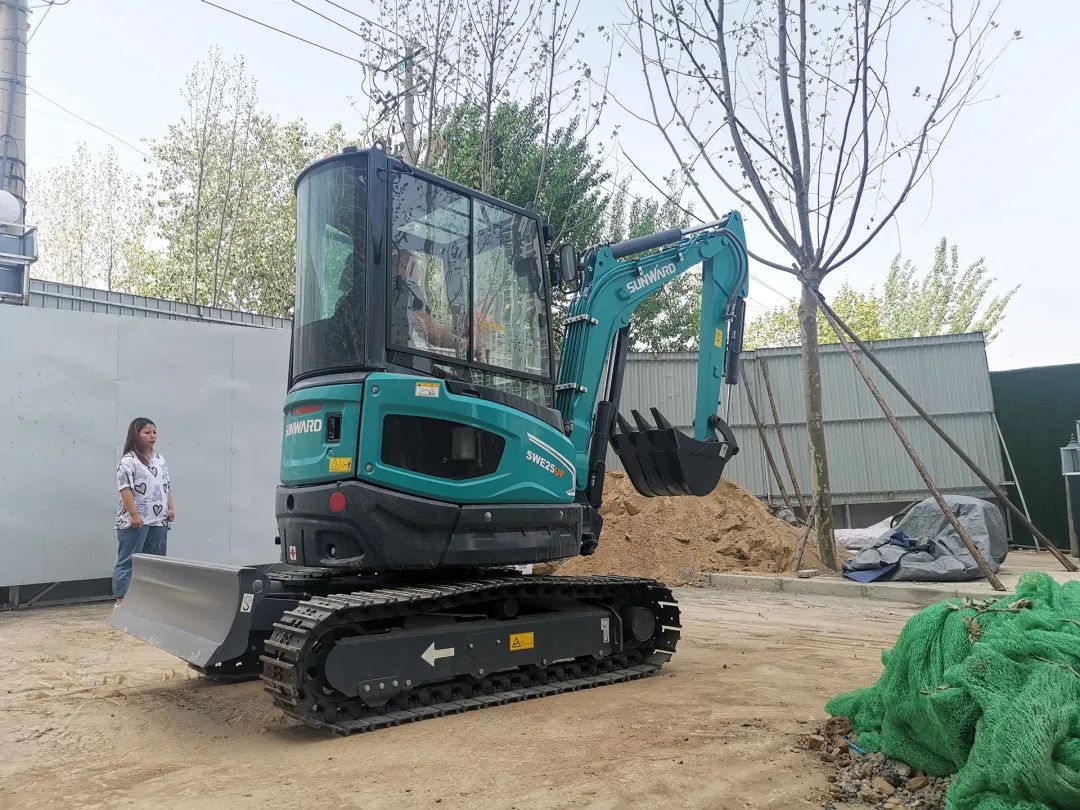 冲、冲、冲!带您感受米兰网址智能挖掘机火热交机时刻