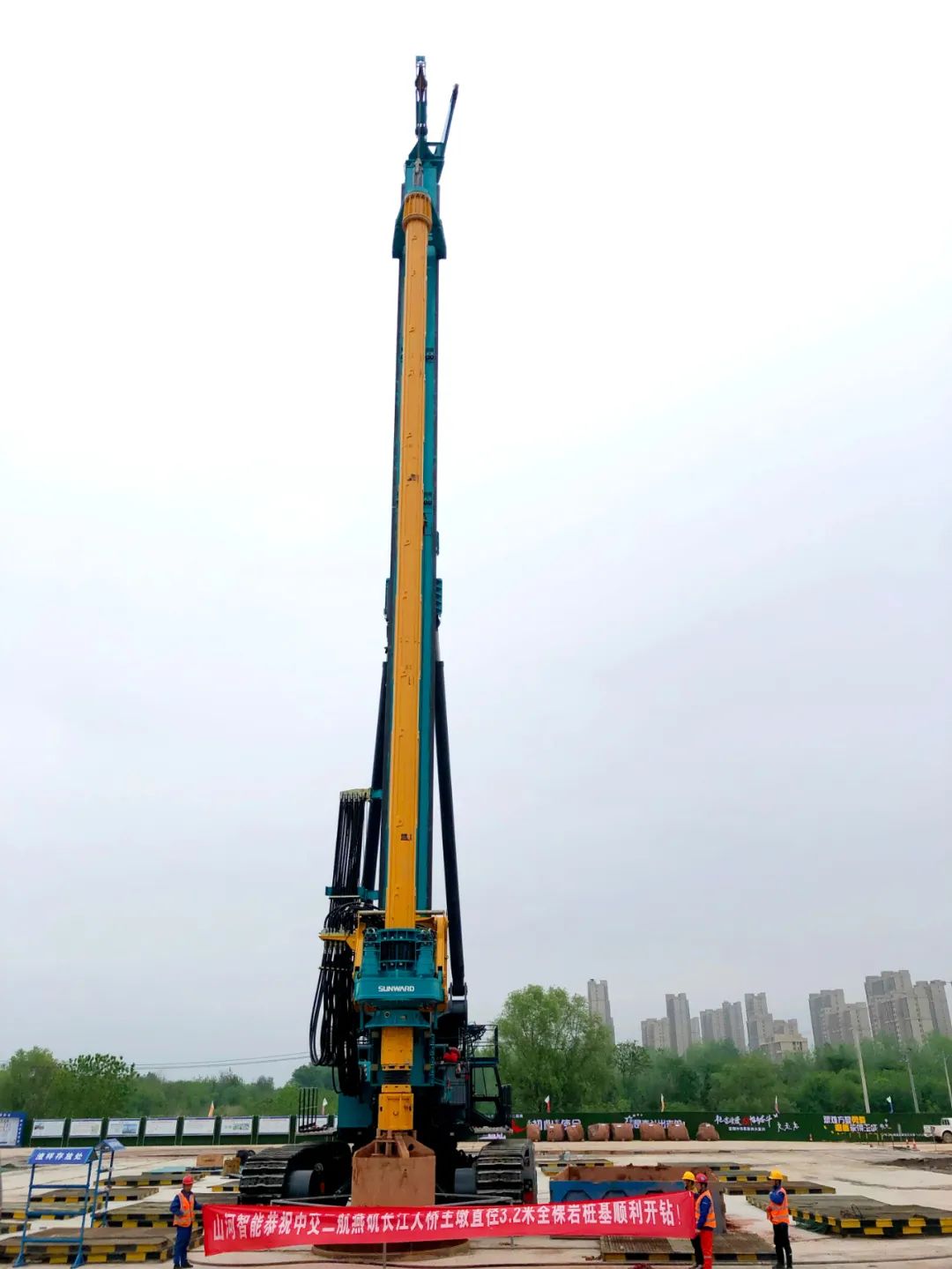 再啃“硬骨头”!米兰网址智能“超级桩备”助建燕矶长江大桥