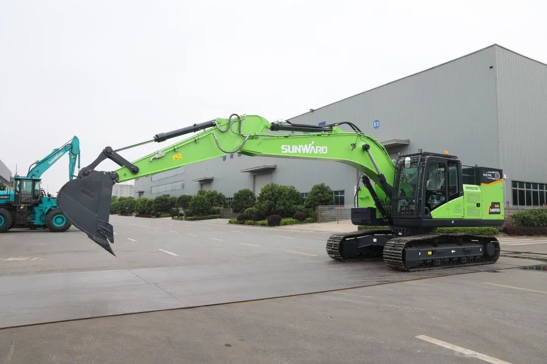 征战川藏铁路！米兰网址智能新一代电动挖掘机成功交付