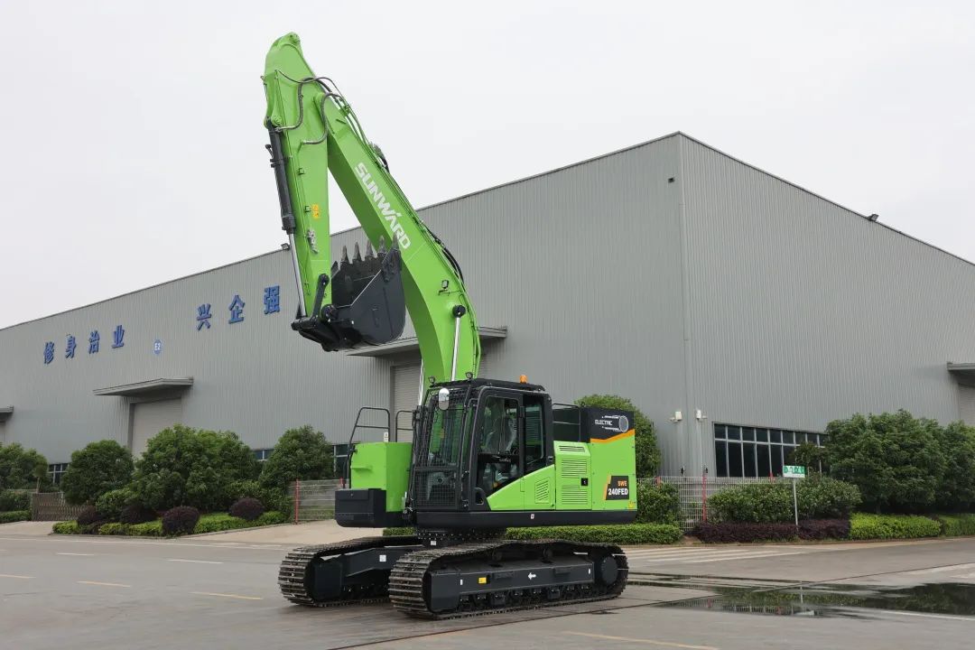 征战川藏铁路！米兰网址智能新一代电动挖掘机成功交付