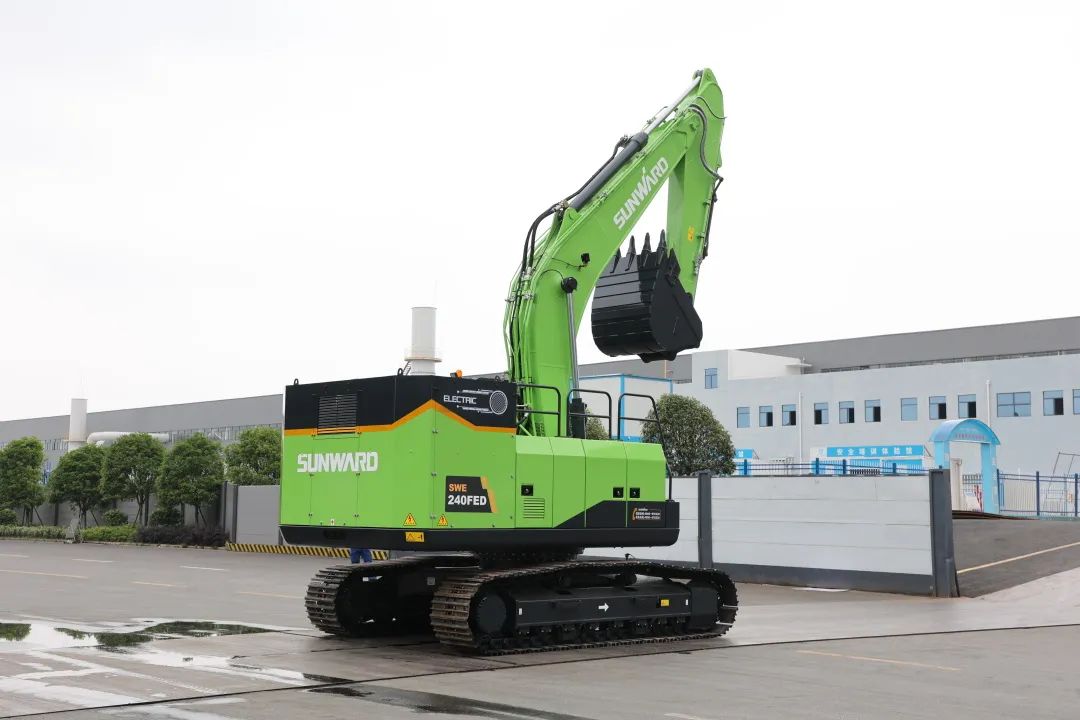 征战川藏铁路！米兰网址智能新一代电动挖掘机成功交付