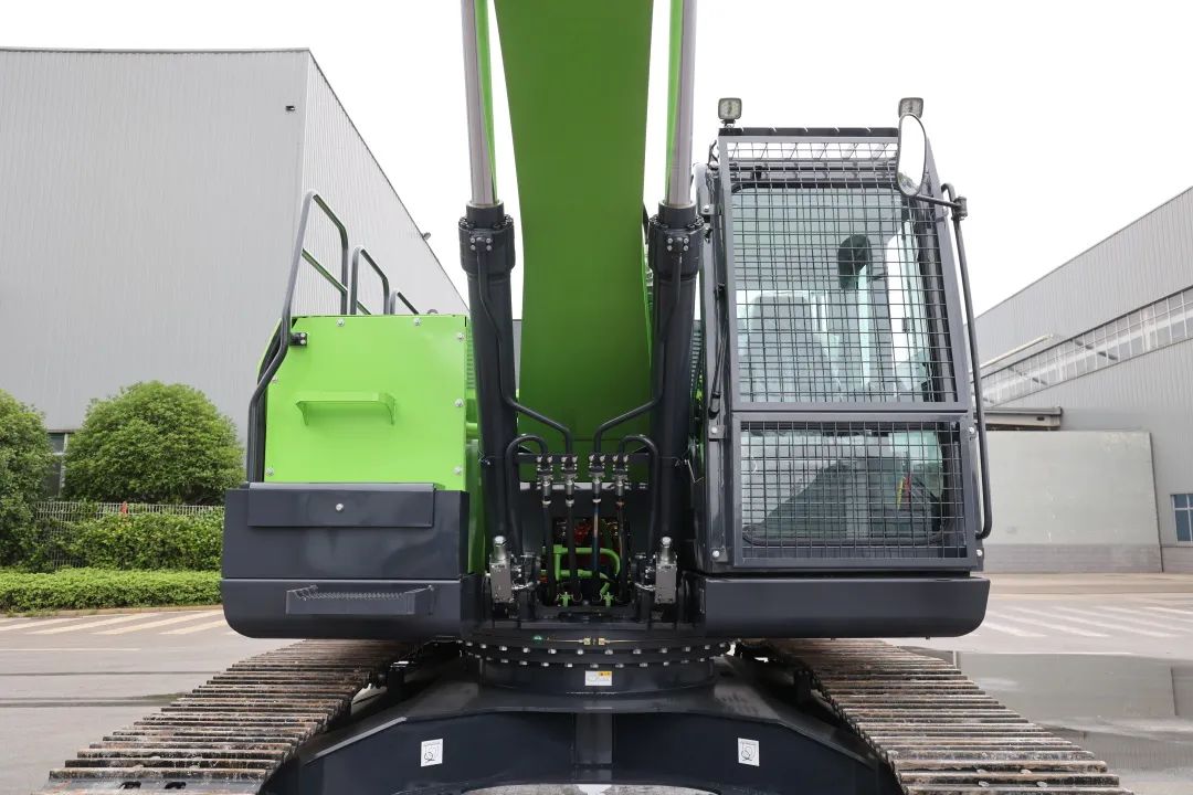 征战川藏铁路！米兰网址智能新一代电动挖掘机成功交付