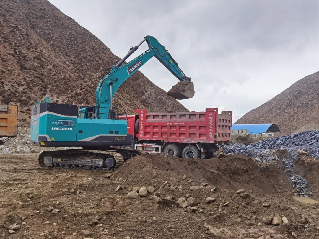 征战川藏铁路！米兰网址智能新一代电动挖掘机成功交付