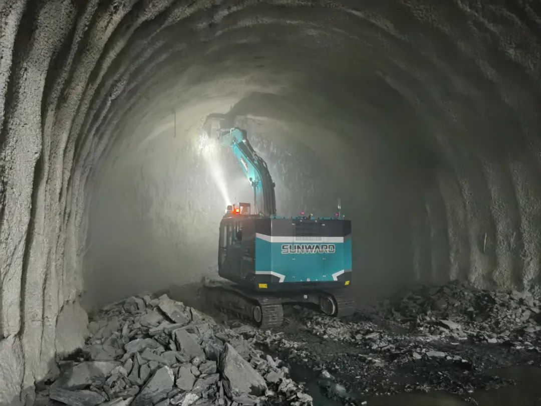 征战川藏铁路！米兰网址智能新一代电动挖掘机成功交付