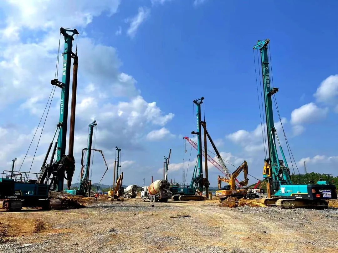 打桩“神器”再露锋芒!米兰网址智能旋挖钻机助力贵阳贵安新区负极材料项目加速建设