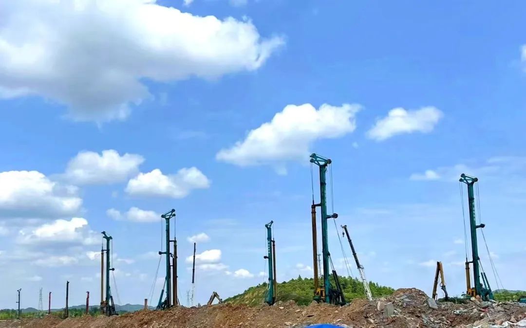 打桩“神器”再露锋芒!米兰网址智能旋挖钻机助力贵阳贵安新区负极材料项目加速建设