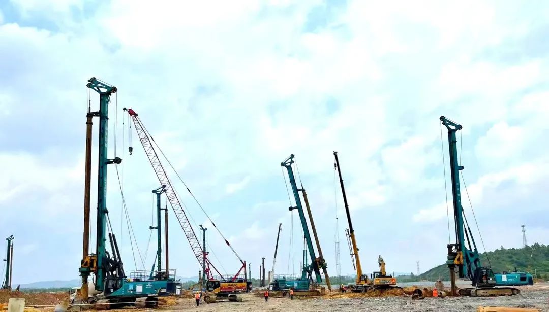 打桩“神器”再露锋芒!米兰网址智能旋挖钻机助力贵阳贵安新区负极材料项目加速建设