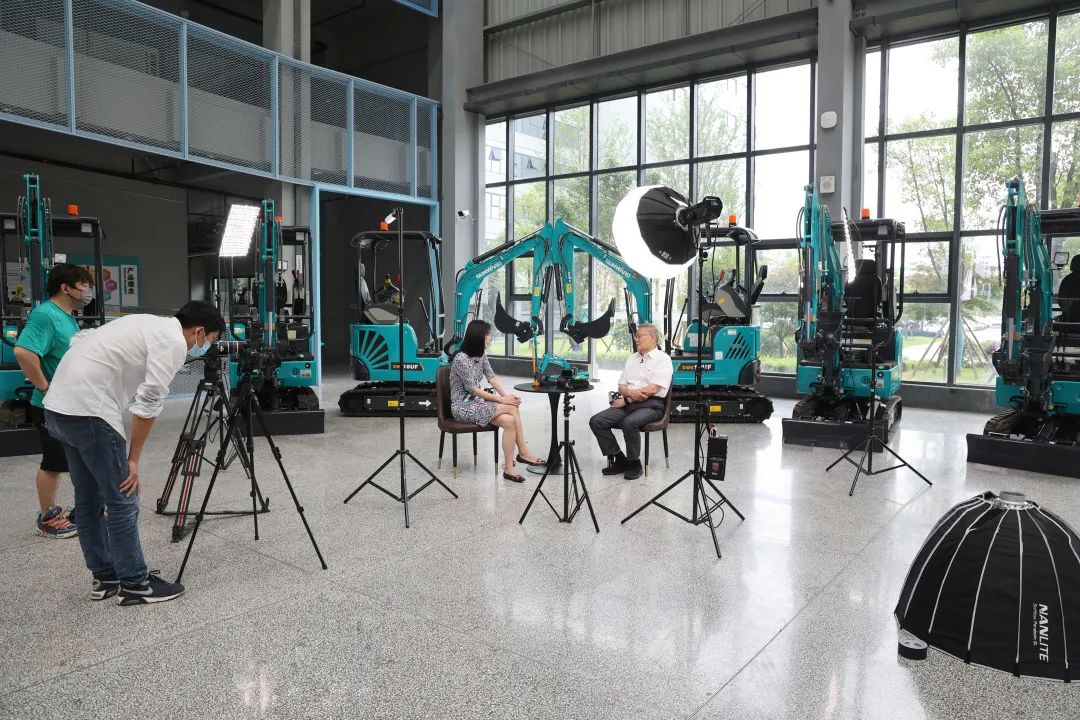 CGTN探厂!专访米兰网址智能董事长、首席专家何清华花絮来了