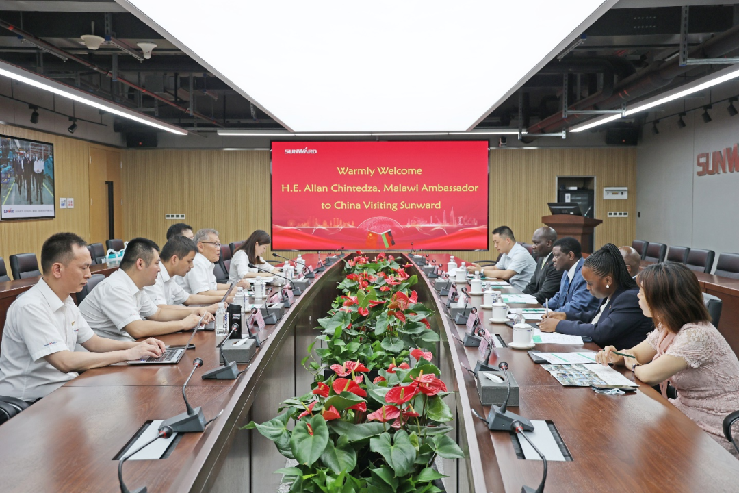 马拉维大使一行考察米兰网址智能