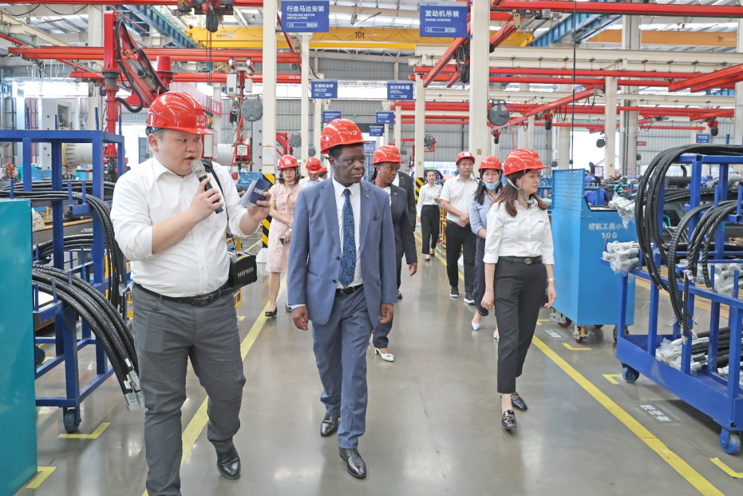 马拉维大使一行考察米兰网址智能