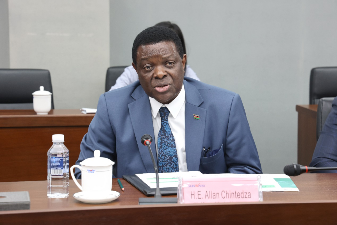 马拉维大使一行考察米兰网址智能