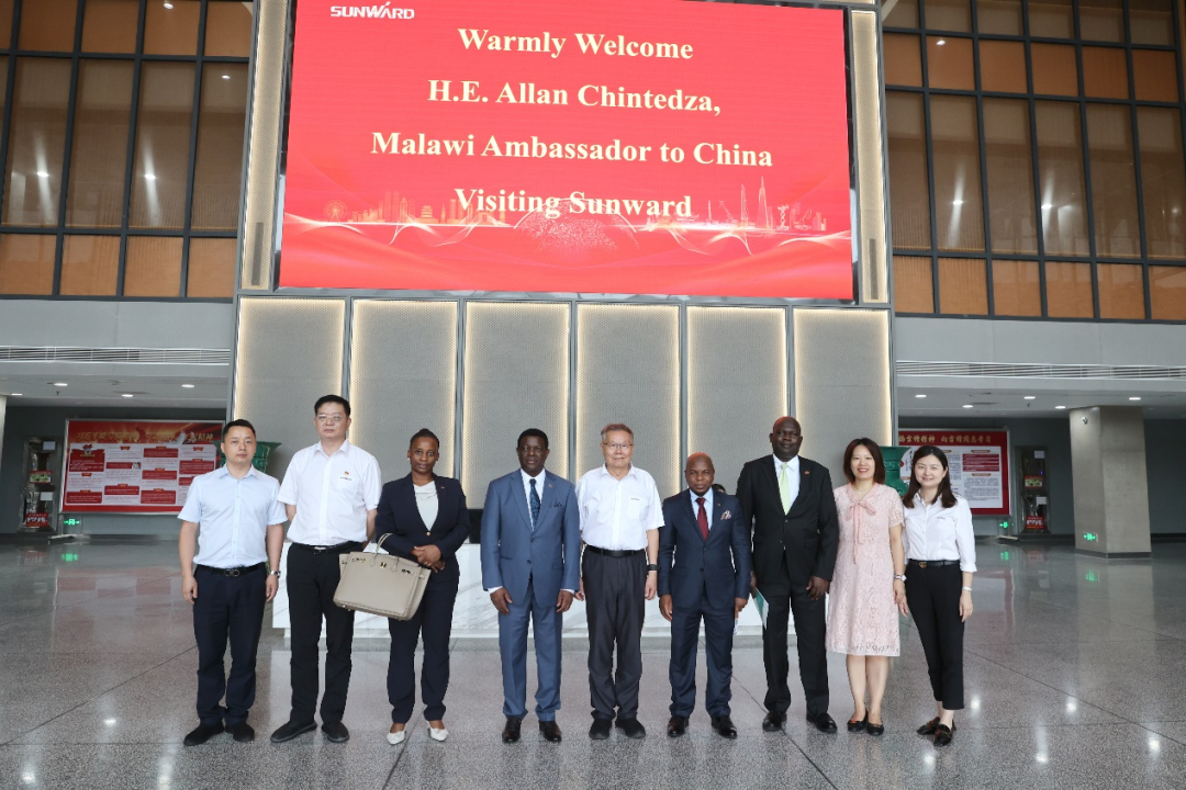 马拉维大使一行考察米兰网址智能