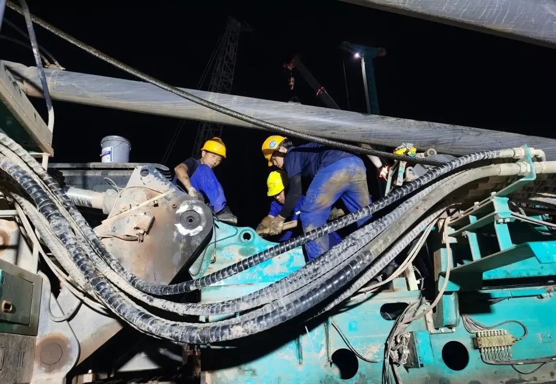 “创造施工奇迹！”他们和米兰网址智能“超级桩备”一起助建燕矶长江大桥