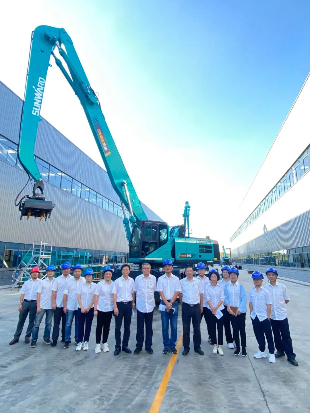 作业幅度达18米，米兰网址智能首台轮式抓料机成功下线