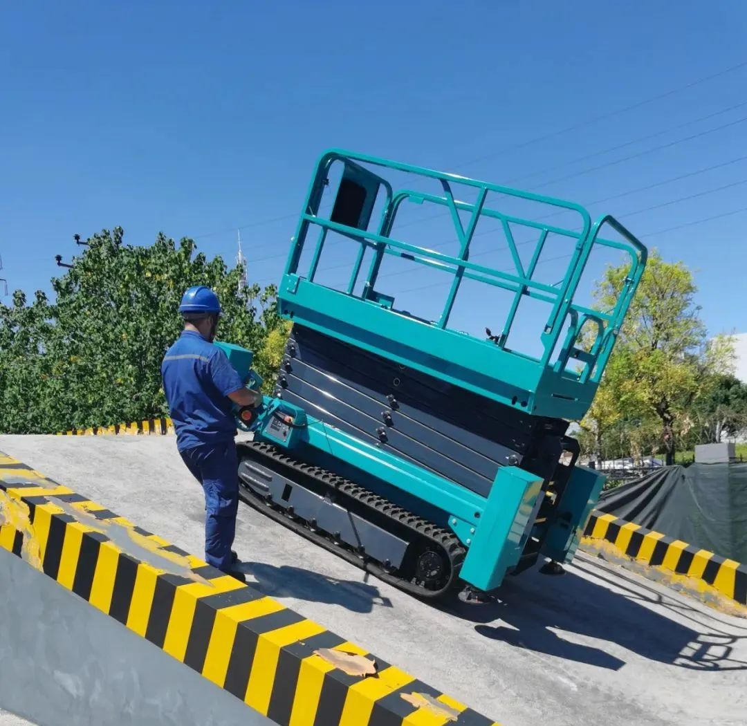 加速电动化产品布局，米兰网址智能第一款履带剪叉式高空作业平台来了！