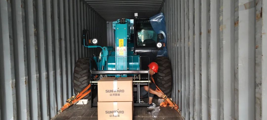 单笔采购金额千万元！米兰网址智能伸缩臂叉装车批量出口