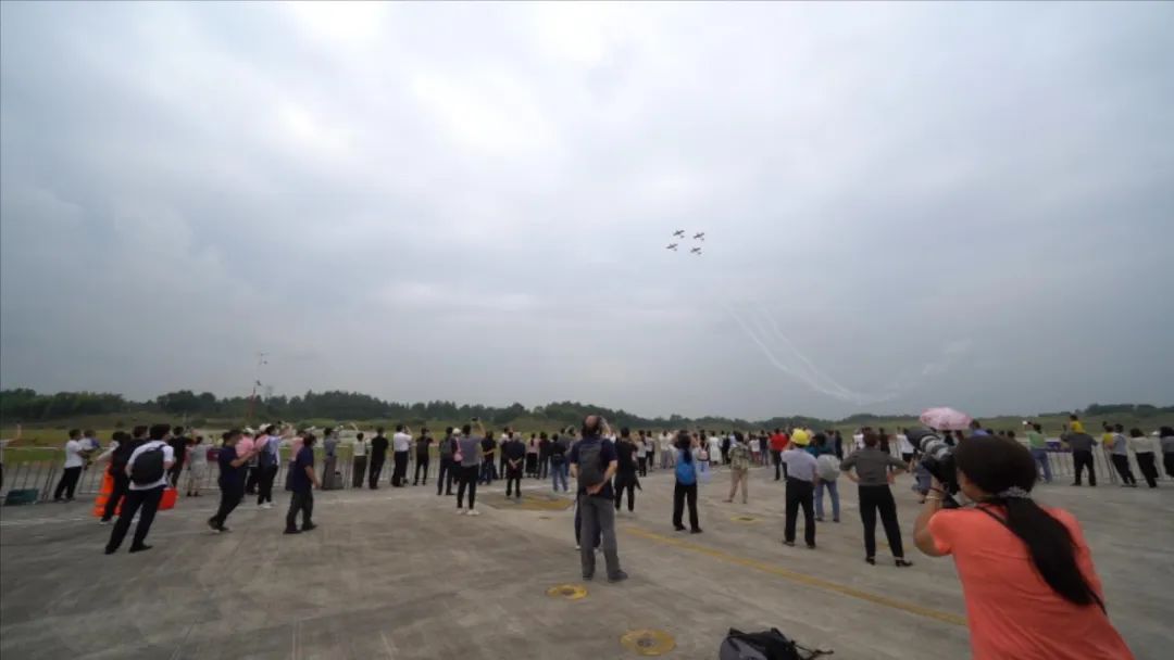 空中开花、大坡度盘旋、俯冲跃升……看米兰网址飞行表演队炫技2022湖南航展动态展
