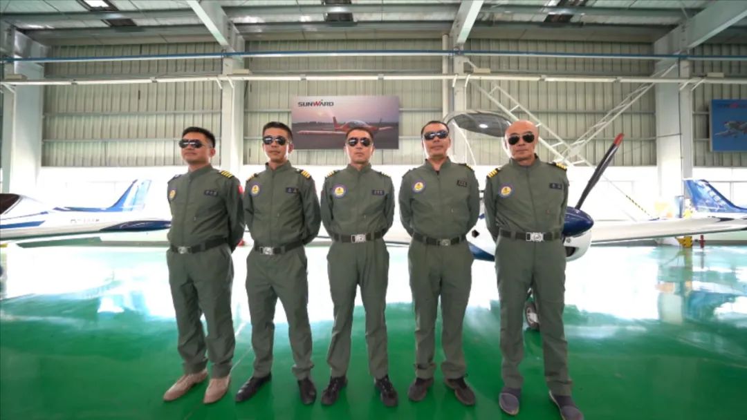 空中开花、大坡度盘旋、俯冲跃升……看米兰网址飞行表演队炫技2022湖南航展动态展