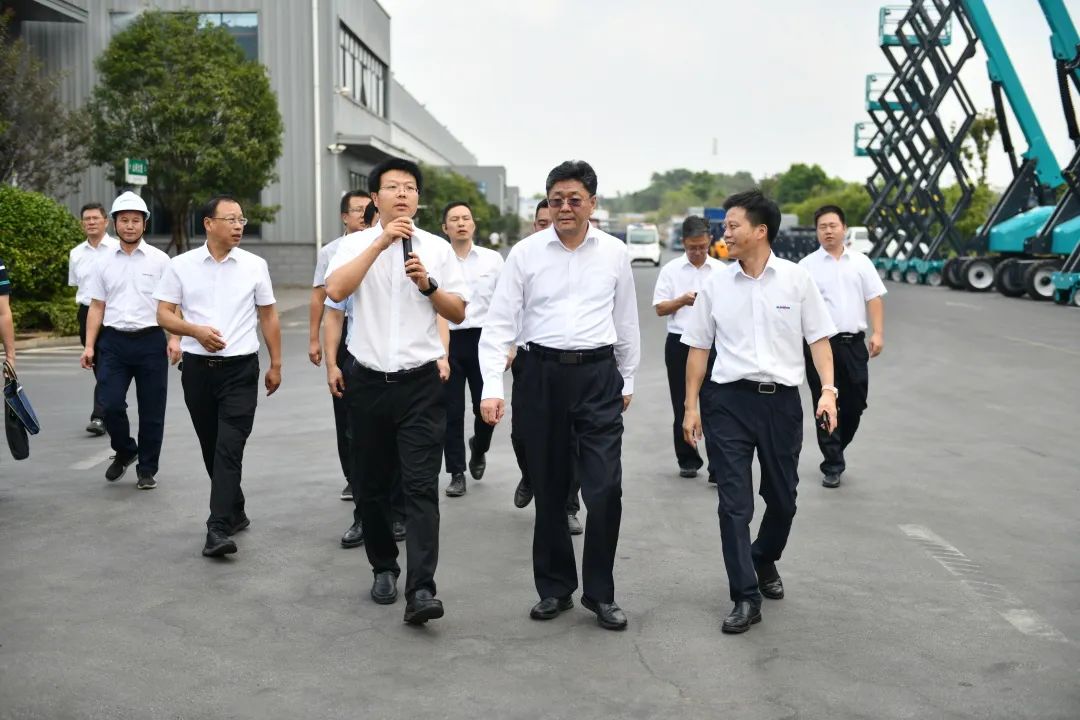 国家应急管理部郭治武局长一行考察米兰网址智能无人化应急救援装备