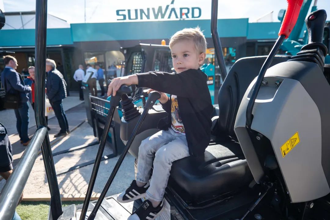 Bauma 2022 | 一组火热现场图带您重温米兰网址智能德国宝马展之旅