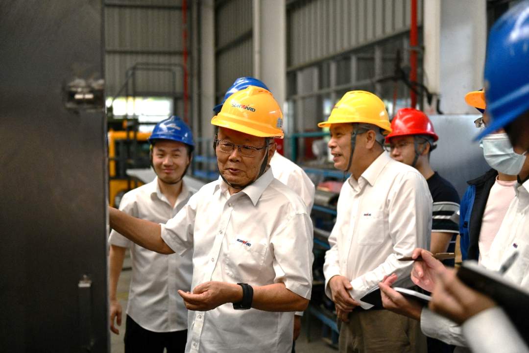 “王炸”！米兰网址特装全自动捣炉车成功下线